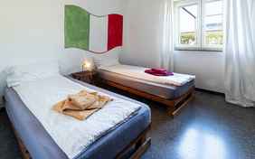 In diesem Schlafzimmer im Casa Carlo weiß man genau, in welchem Land man sich befindet. 